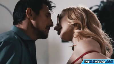 Romantika sekso kun malĉasta blondulino