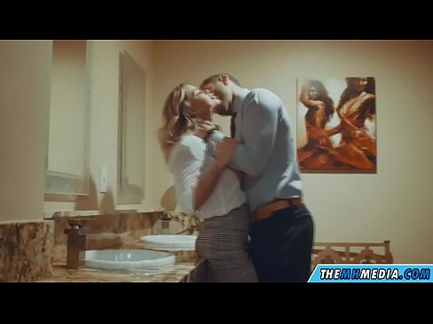 ❤️ Kiam belplena blondulo delogas vin en publika necesejo ❤ Seksofilmeto ĉe ni ❌️❤